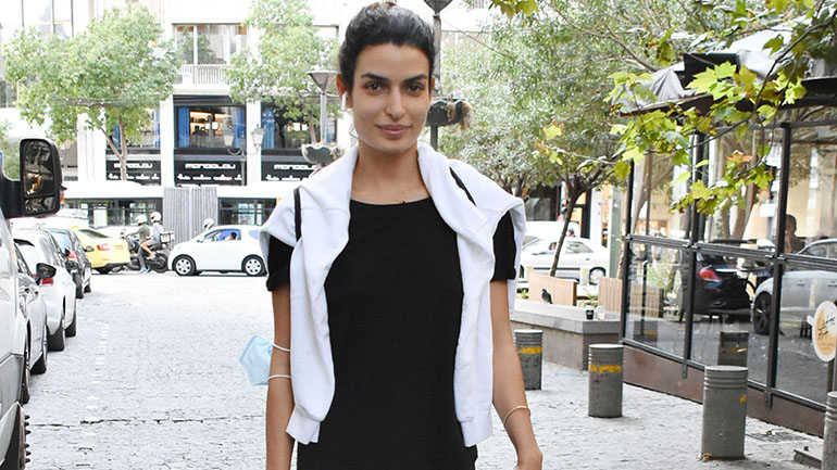 Τόνια Σωτηροπούλου: Βόλτα στο κέντρο της πόλης με casual look και χωρίς ίχνος μακιγιάζ